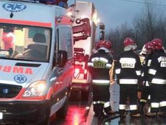 Chrzczonowice. Tragiczny wypadek w Chrzczonowicach. Zderzył się bus z ciężarówką. 8 osób zginęło. Zdjęcie ilustracyjne.