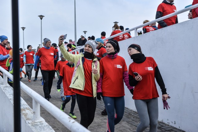 Tradycyjnie w samo południe przy molo w Gdańsku Brzeźnie wystartowała ósma edycja imprezy Gdańsk Biega. Pobiegło ponad 3 tysiące uczestników z Trójmiasta.