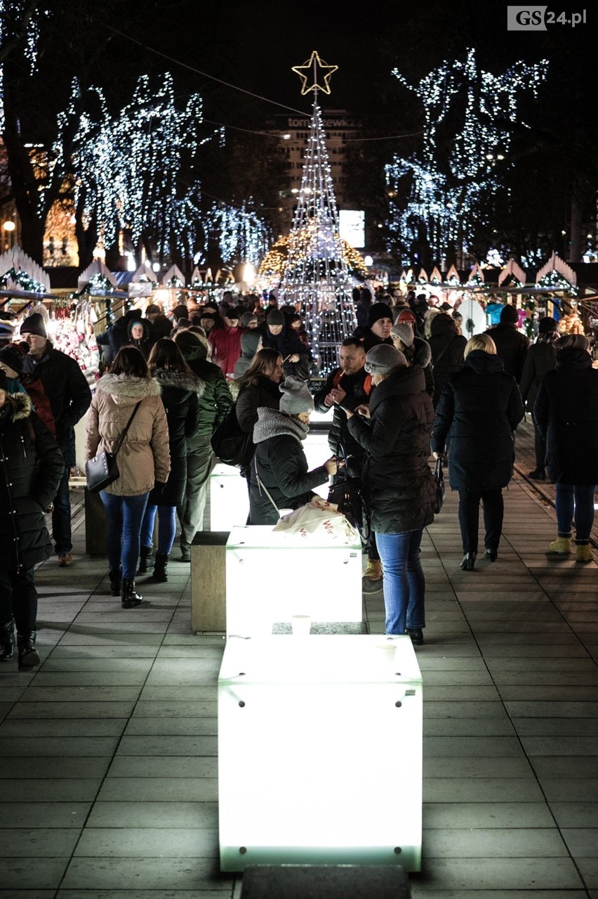 Parada Mikołajów rozpoczęła Jarmark Bożonarodzeniowy w Szczecinie. Iluminacja najwyższej choinki [ZDJĘCIA]