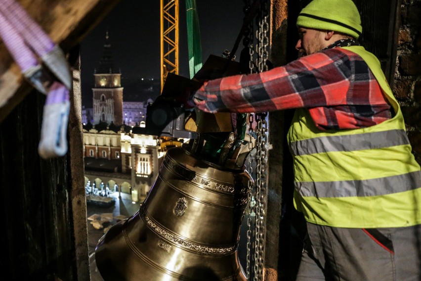 Kraków. Wielka operacja zawieszenia dzwonu. Pod kościół Mariacki wjechał 37-tonowy dźwig [ZDJĘCIA]