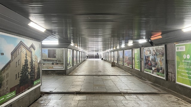 Przejście podziemne w centrum Dąbrowy Górniczej było modernizowane 14 lat temu. Zdaniem mieszkańców najwyższy czas na zmianyZobacz kolejne zdjęcia/plansze. Przesuwaj zdjęcia w prawo naciśnij strzałkę lub przycisk NASTĘPNE