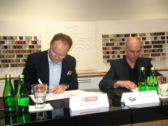Prezes Kronopolu Maciej Karnicki (po lewej) i Jarosław Hampel podpisują umowę.