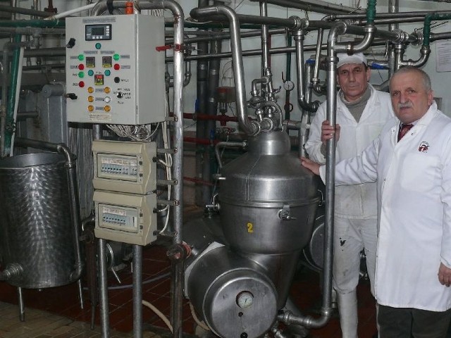 Prezes Kazimierz Czerwiński - z prawej, z pracownikiem Henrykiem Kroczkiem w hali pasteryzacji mleka.