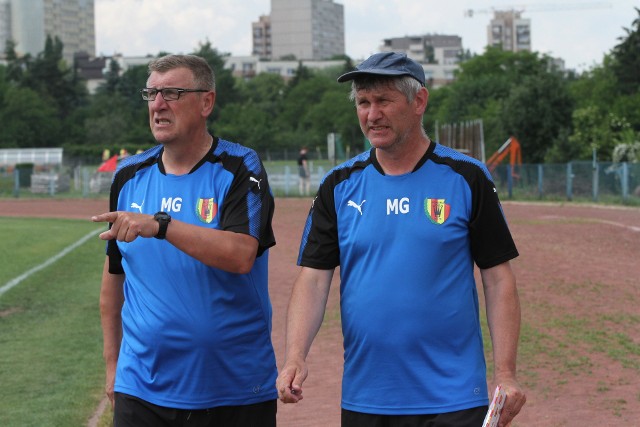 Podopieczni trenerów Michała Gębury (z lewej) i Marka Graby wygrali ważny mecz ze Stalą Mielec