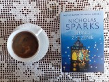Książka „Jedno życzenie”. Jej autor, Nicholas Sparks, kolejny raz uchyla drzwi do śledzenia wzruszającej historii o miłości