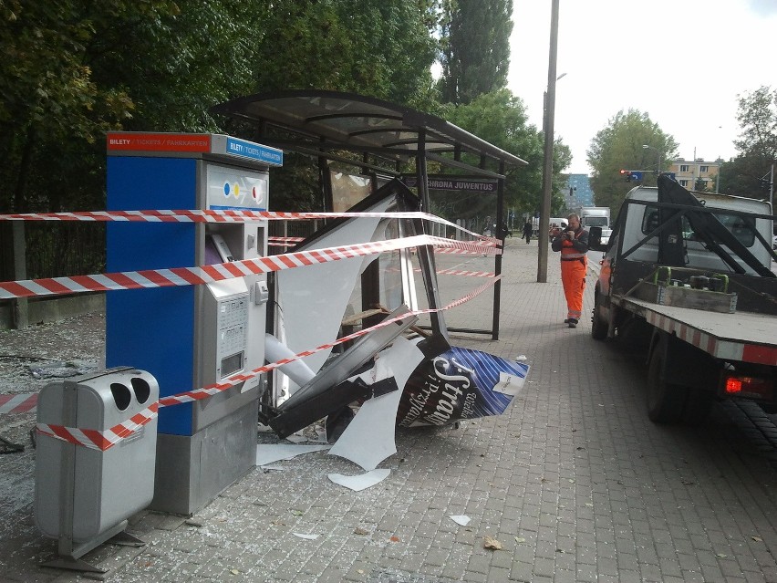 Samochód wjechał w przystanek przy Borowskiej. Jedna osoba poszkodowana (ZDJĘCIA)