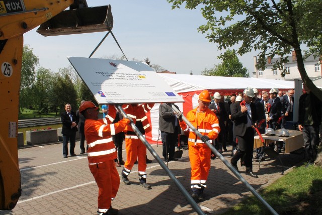 Dziś w Lisewie odbyła się uroczystość oficjalnie rozpoczynająca przebudowę 29-kilometrowego odcinka drogi wojewódzkiej z Wąbrzeźna do Stolna. Wzięli w niej udział przedstawiciele urzędu marszałkowskiego i samorządowcy z powiatów: wąbrzeskiego i chełmińskiego. Na dzisiejszym oficjalnym "wbiciu łopaty" byli również przedstawiciele zarządu dróg wojewódzkich oraz firmy, która wyremontuje drogę. Podczas uroczystości podpisano również list intencyjny w sprawie budowy obwodnicy Lisewa.   Gruntowna przebudowa trasy  ma kosztować  85 milionów złotych i jest to największe z zadań drogowych uruchomionych dotychczas przez urząd marszałkowski. Prace rozpoczną się od pomiarów geodezyjnych i wycinki drzew. Główne roboty zaplanowano na wakacje. Dzięki wsparciu gmin:  Stolno, Lisewo, Płużnica, Ryńsk oraz miasta Wąbrzeźno  na całym odcinku powstaną bezpieczne ścieżki rowerowo - piesze.