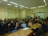 Uczniowie, rodzice i nauczyciele w obronie III Liceum w Starachowicach