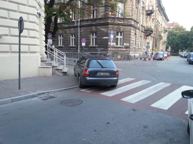 "Mistrz parkowania" na skrzyżowaniu ul. Loretańskiej i Studenckiej.