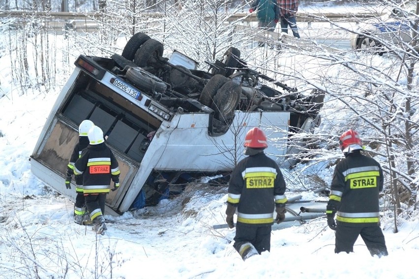 Wypadek busa w Świętoszówce.
