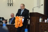 Sesja Rady Miejskiej w Inowrocławiu. Radzikowski wręczył Błaszakowi kamizelkę ratunkową