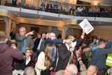 Lech Wałęsa w Białymstoku. Młodzież Wszechpolska zakłóciła konferencję. Interweniowała policja