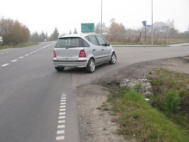 Niebezpieczne miejsce przy skręcie z drogi krajowej w ulicę Klonową w Pasiece.