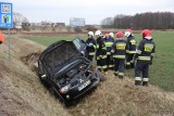 Wypadek we Wrzoskach. Auto w rowie, dwie osoby w szpitalu