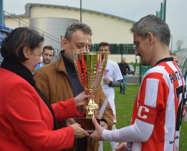 Kapitan Cracovii Tomasz Antkowiak odebrał po meczu liczne trofea.