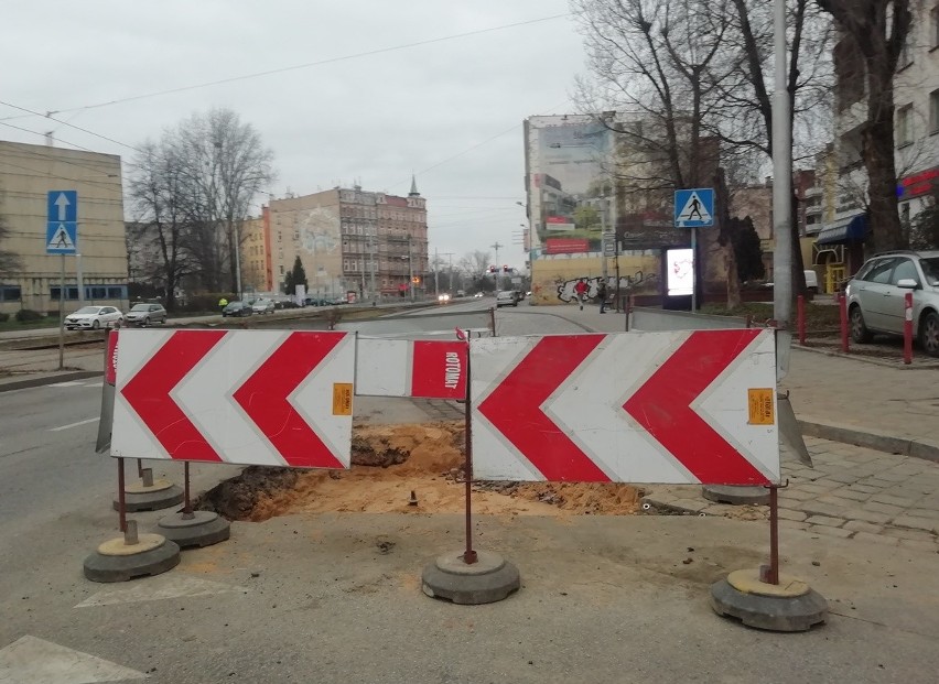 Ogromna dziura w jezdni na ul. Sienkiewicza we Wrocławiu