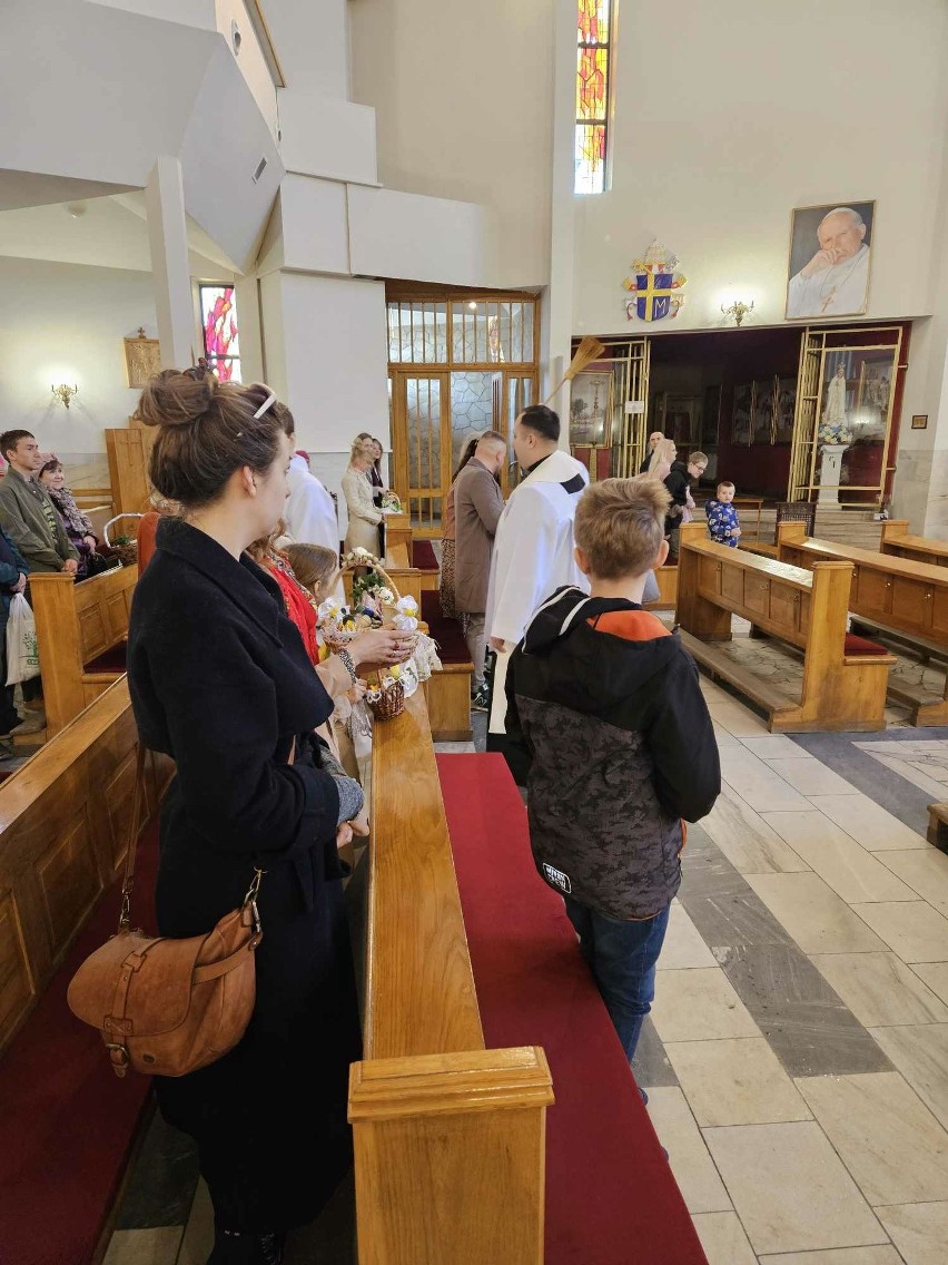 Wiele osób na święceniu pokarmów w Kościele Ducha Świętego w Staszowie 