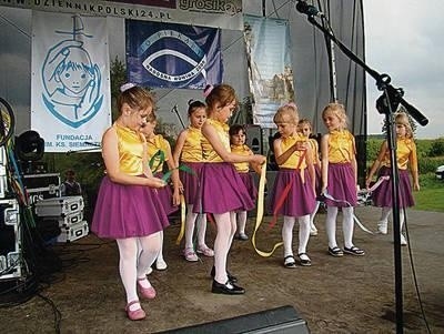 Taniec ze wstążkami prezentują dzieci z oddziału przedszkolnego z Piekar Fot. EWA TYRPA