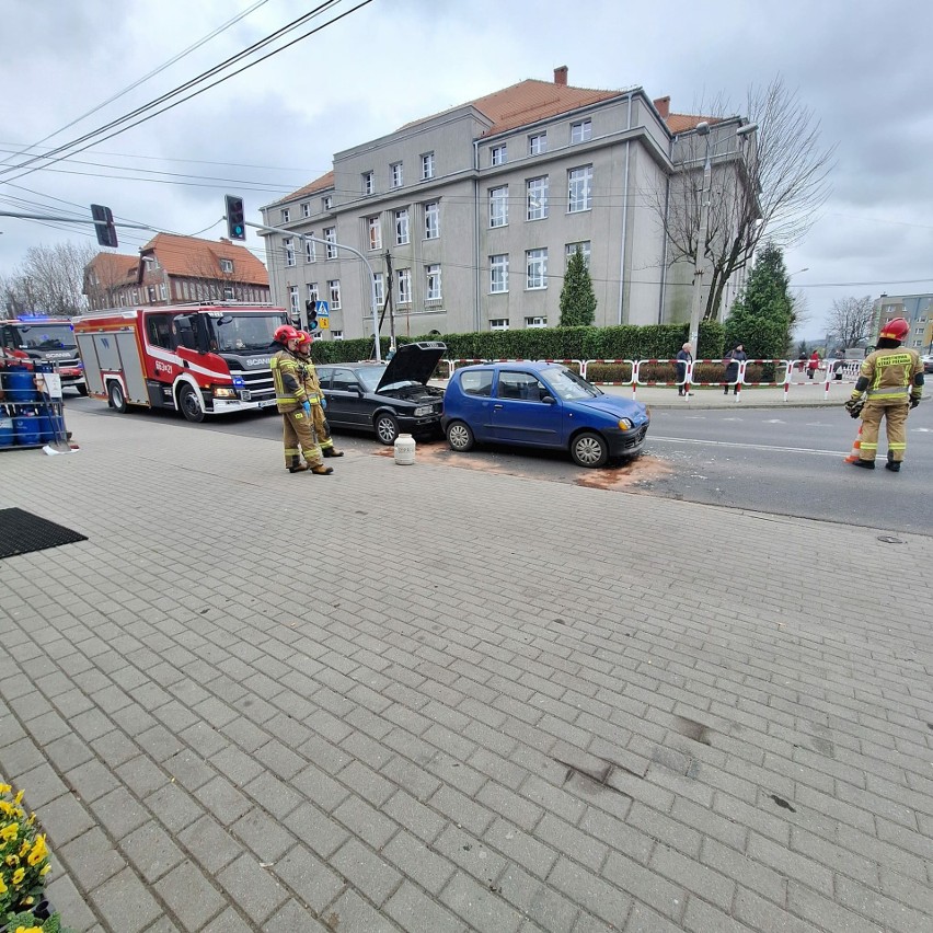 Zderzenie 3 pojazdów w Pszowie. Jeden z kierujących z obrażeniami został przetransportowany do szpitala