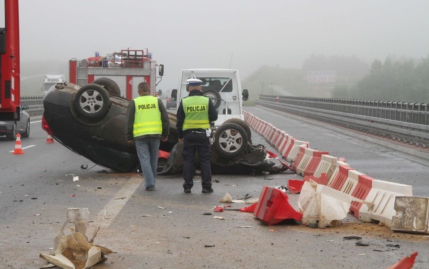 Wypadek w gminie Łączna. Dachował nissan, kierowca zasłabł albo przysnął?