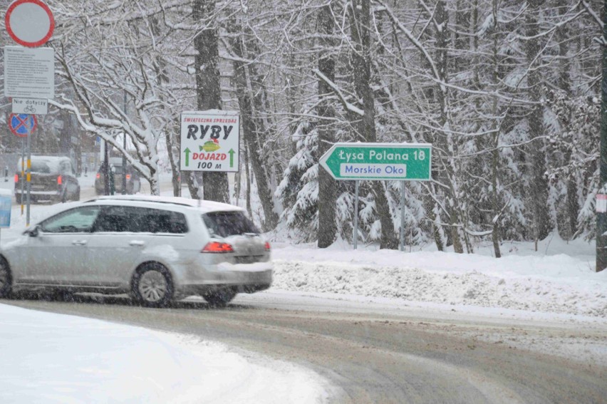 Zakopane. Intensywne opady śniegu. Drogi białe, ale na razie przejezdne [ZDJĘCIA]