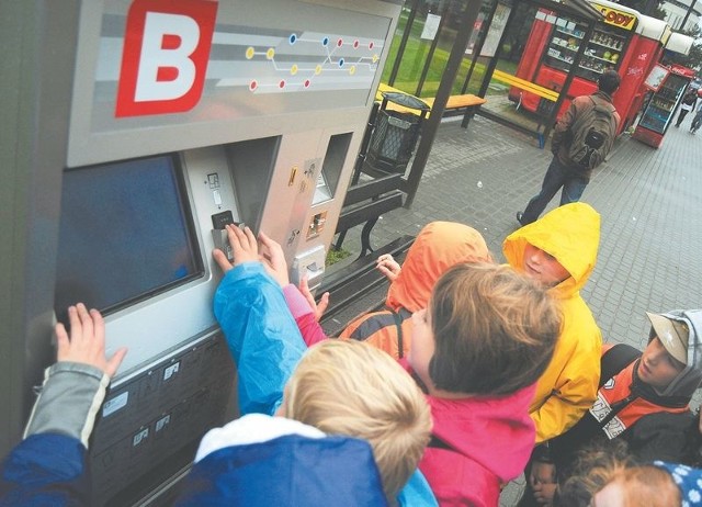 Pierwszy automat do obsługi Bydgoskiej Karty Miejskiej stoi i działa już przy Placu Teatralnym