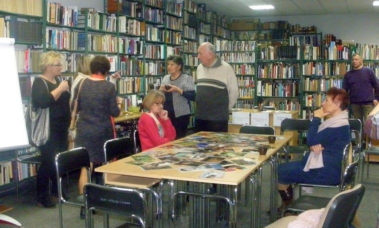Integracja między pokoleniami przy wspólnym stole - w buskiej bibliotece [ZDJĘCIA]