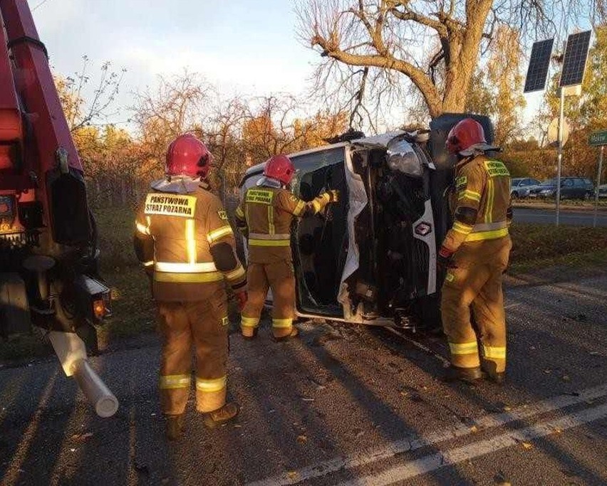 Wypadek busa i samochodu dostawczego pod Skierniewicami. Jedna osoba ranna ZDJĘCIA