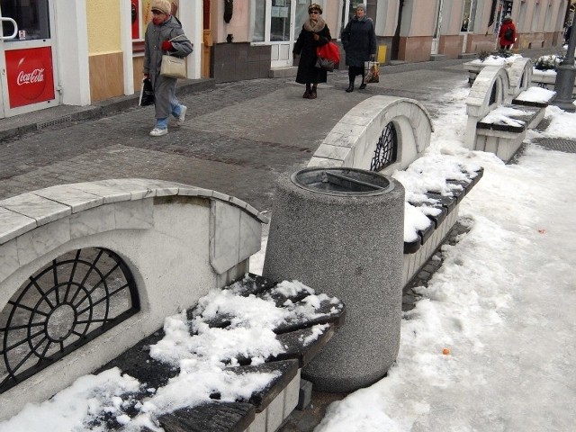 Remont obejmie m.in. naprawę zniszczonych, marmurowych ławek.