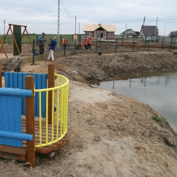 Częściowo plac ogrodzono siatką, ale przy tym półwyspie planuje się ustawienie tylko niskiego płotku. Dlaczego? Ze względów estetycznych.