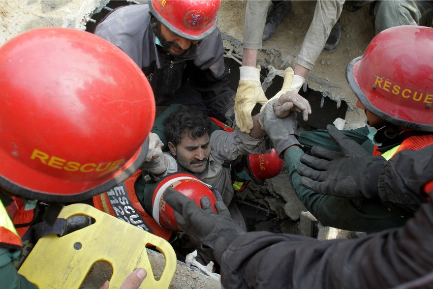 Zawalił się budynek fabryczny w Pakistanie. Nie żyje 15 osób