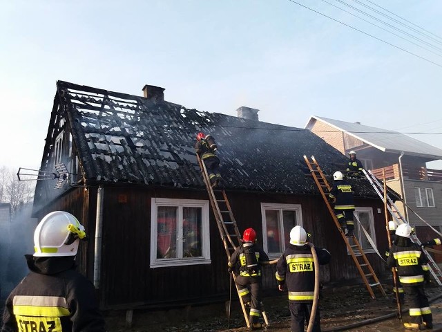 W niedzielę o godz. 16.40 strażacy otrzymali zgłoszenie o pożarze domu we wsi Jasionówka. Po przybyciu na miejsce pożaru okazało się,że pali dom parterowy.  Zdjęcia dzięki uprzejmości OSP Knyszyn