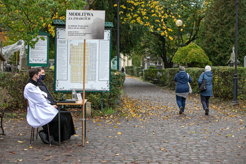 Kraków. Mieszkańcy w weekend zaczęli odwiedzanie grobów bliskich [ZDJĘCIA]