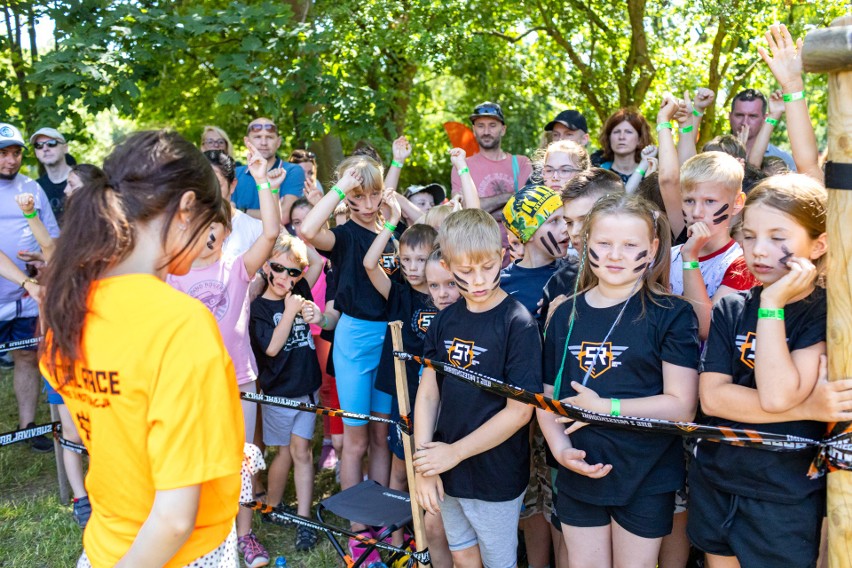 Bieg survivalowy dla dzieci. Przeszkody błotne i świetna...