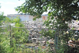 Końca wojny władz gminy Sicienko z wysypiskiem śmieci w Wojnowie nie widać  [zdjęcia] | Gazeta Pomorska