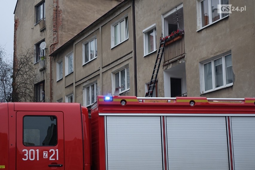 Akcja służb na Podzamczu w Szczecinie. Strażacy wchodzili przez okno do mieszkania 