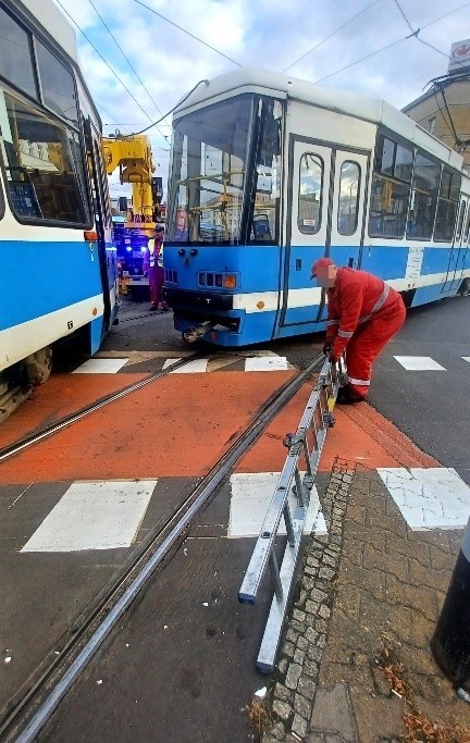 Wykolejenie tramwaju w centrum Wrocławia. Na placu Legionów są ogromne utrudnienia w ruchu. Wprowadzono objazdy [ZDJĘCIA, FILM]