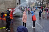 Lany poniedziałek w Policach. Najmłodsi ze strażakami podtrzymali tradycję