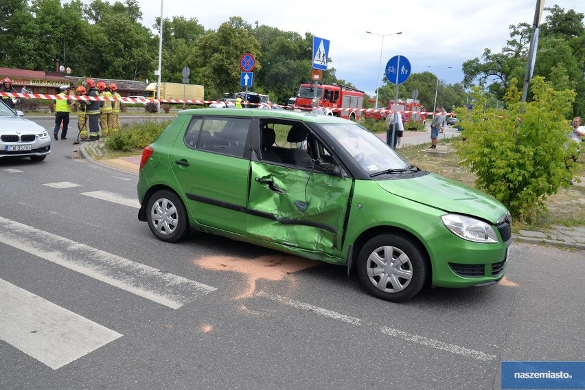 Wypadek we Włocławku. Zderzenie motocykla z osobową skodą [zdjęcia, wideo]