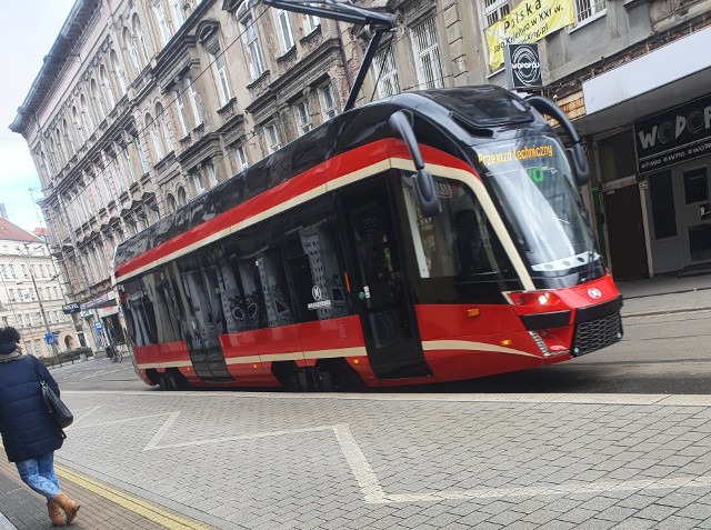 Spółka Tramwaje Śląskie S.A. zamówiła w poznańskim Modertransie 10 nowych wagonów. Po prawie dwóch latach od podpisania umowy firma Modertrans zakończyła budowę pierwszego pojazdu. 16 lutego tramwaj został przewieziony do Poznania, gdzie przechodzi proces homologacyjny. W czwartek, 26 lutego nowy wagon pojawił się na ulicach miasta.Przejdź do kolejnego zdjęcia --->