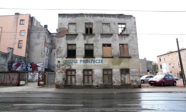 Kamienica do wyburzeniaPrzy ul. Zielonej 46 zostaną w tym roku rozebrane dwa komunalne budynki mieszkalne.