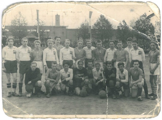 Piłkarze Ślęzy na tzw. małym Stadionie Olimpijskim (dziś lekkoatletycznym) po meczu z Burzą Wrocław (czerwiec 1946 r.)