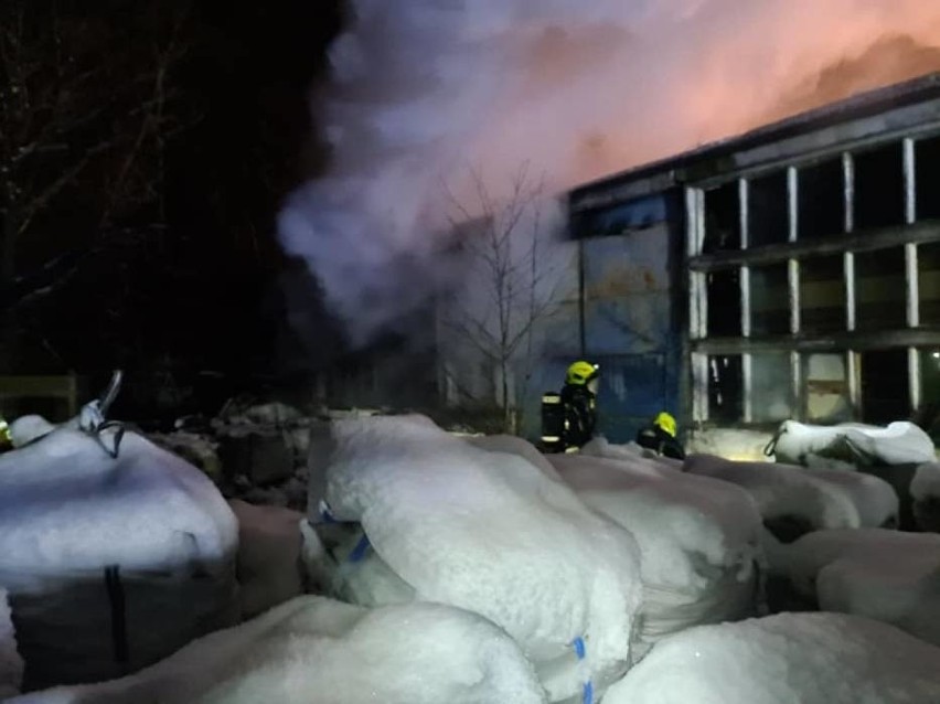 Pożar warsztatu samochodowego w Żukowie 16.01.2021. Ogień gasiło 12 zastępów straży pożarnej. Zdjęcia
