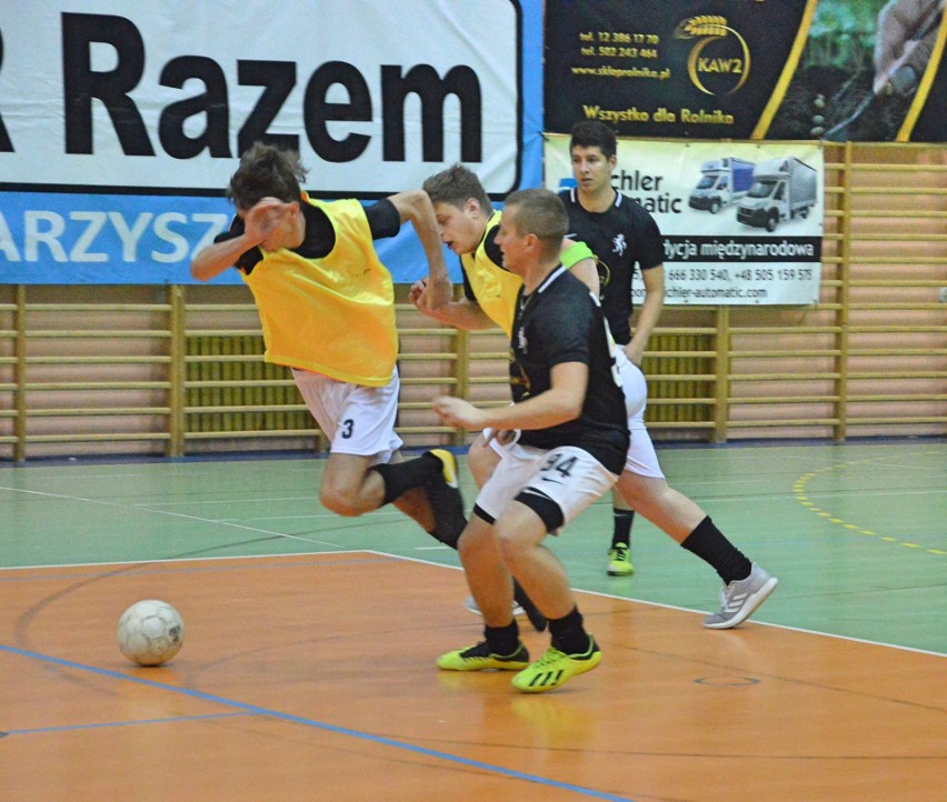 Wystartowała proszowicka liga futsalu. Porażki faworytów [ZDJĘCIA]