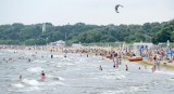 Pochmurna, ale nadal ciepła sobota. Sporo turystów na plaży w Brzeźnie