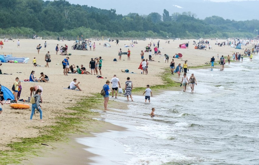 Pochmurna, ale nadal ciepła sobota. Sporo turystów na plaży w Brzeźnie