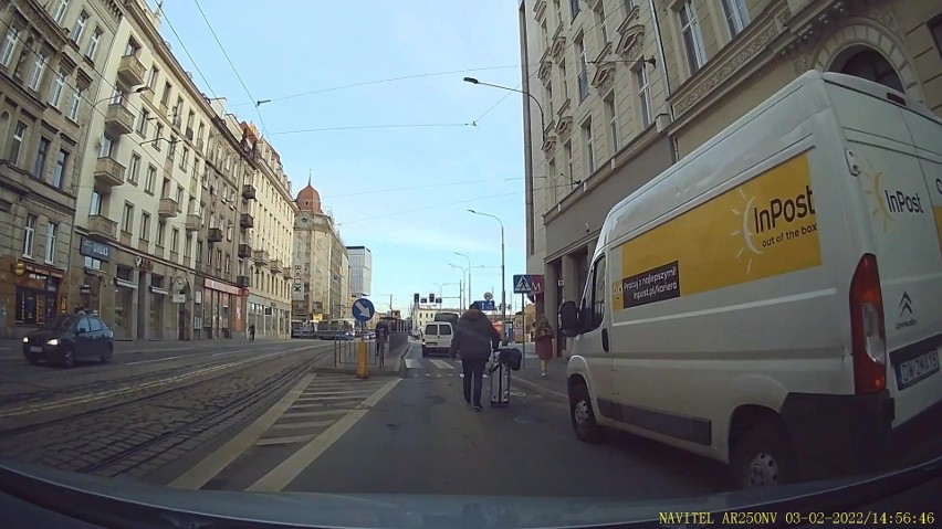 Szedł z walizką środkiem ulicy w centrum Wrocławia! Tak zareagował na dźwięk klaksonu [ZOBACZCIE NAGRANIE]