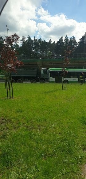 Białystok. Ciężarówka najechała na autobus komunikacji miejskiej. Jedna osoba jest ranna
