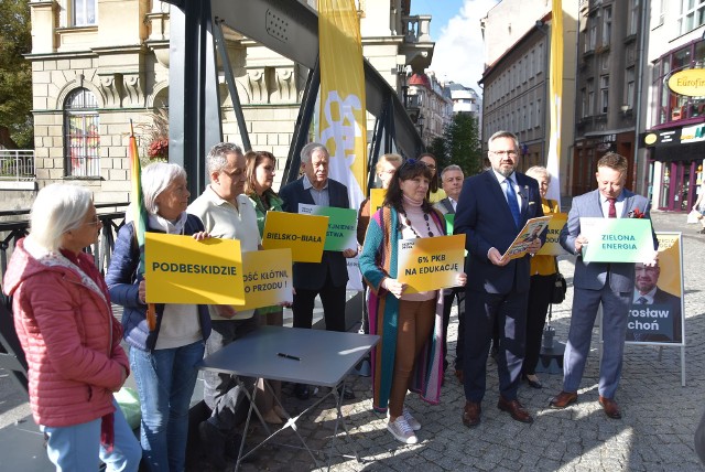 W Bielsku-Białej zaprezentowano 12 gwarancji Trzeciej Drogi. Zobacz kolejne zdjęcia. Przesuwaj zdjęcia w prawo - naciśnij strzałkę lub przycisk NASTĘPNE