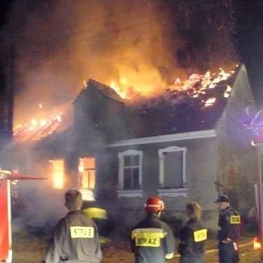 Płonący dom gasiło osiem zastępów, także ochotnicy ze Skwierzyny, od których dostaliśmy zdjęcie